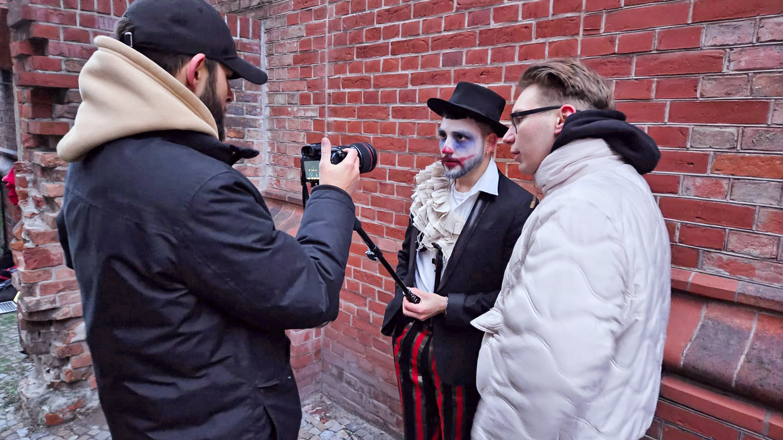 Manu Flaash am Set mit dem Kamerateam McFly Production in Berlin für das Musikvideo "Clown" 